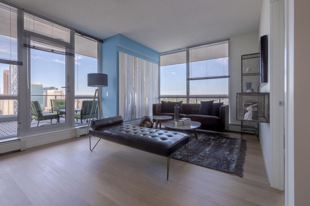 Corner living room with a bench and city views